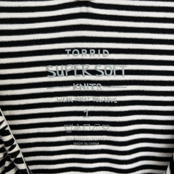 Torrid Super Soft V-Neck Ruffle Tank in Black and White Stripe Size 1/ 1X /14-16 - Picture 5 of 7